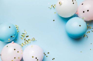 Arka planda yuvarlak balonlar ve konfetilerden oluşan çok renkli balonlar var. Doğum günü partisi geçmişi.