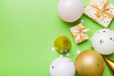 Renkli balon, hediye ve konfeti ile tatil geçmişi. Düz yatış stili. Kopya alanı olan doğum günü veya parti tebrik kartı.