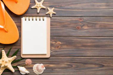 Arka planda plaj aksesuarları olan boş bir kitap, kopyalama alanı. Kopyalama alanı olan düz.
