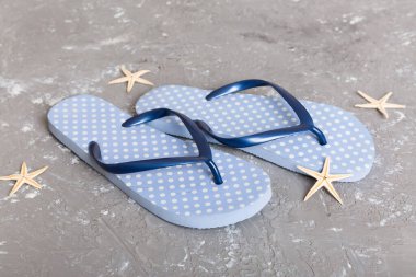 Plaj aksesuarları. Renkli arka planda parmak arası terlik ve denizyıldızı. Üst görünüm Kopyalama alanı ile modelle.