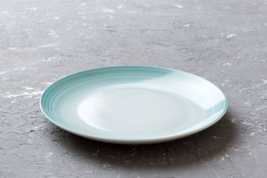 Beton zemin üzerinde boş mavi plakanın perspektif görünümü. Tasarımın için boş boşluk.