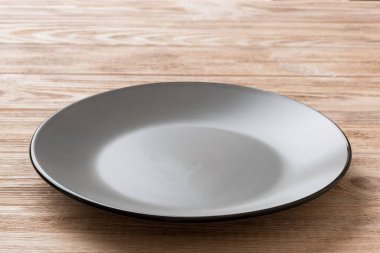 Çimento arka planındaki boş gri plakanın perspektif görüntüsü. Tasarımın için boş boşluk.