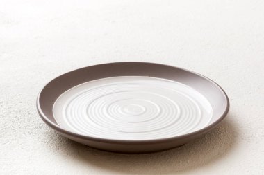 Ahşap zemin üzerinde boş ışık plakası perspektifi. Tasarımın için boş boşluk.