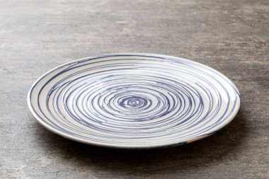 Çimento arka planındaki boş renkli plakanın perspektif görüntüsü. Tasarımın için boş boşluk.