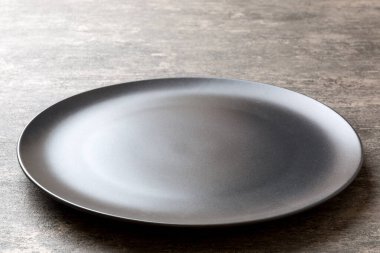 Beton zemin üzerinde boş siyah plaka perspektif görünümü. Tasarımın için boş boşluk.