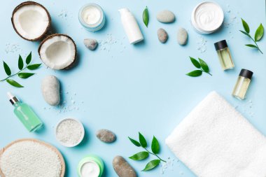 Hindistan cevizi yağı dolu kavanozlar ve renkli arka planda kozmetik kremi. Üst Manzara. Metnin için boş yer. Doğal spa Hindistan cevizi kozmetik ve organik tedavi konsepti Hindistan cevizi spa bileşimi.