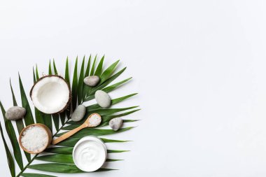 Hindistan cevizi yağı dolu kavanozlar ve renkli arka planda kozmetik kremi. Üst Manzara. Metnin için boş yer. Doğal spa Hindistan cevizi kozmetik ve organik tedavi konsepti Hindistan cevizi spa bileşimi.