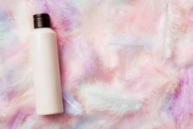 Spa kozmetik ürünleri, krem şişeleri, markalaşma modelleri, tüylü üst manzara. Düz yatıyordu.