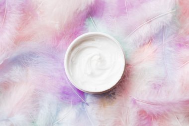 Spa kozmetik ürünleri, krem şişeleri, markalaşma modelleri, tüylü üst manzara. Düz yatıyordu.