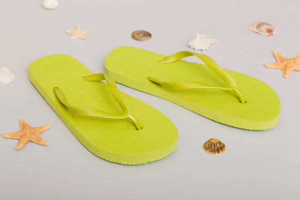 Accesorios Playa Chanclas Estrellas Mar Sobre Fondo Color Vista Superior — Foto de Stock