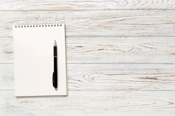 Caderno Branco Com Caneta Sobre Fundo Branco Volta Conceito Escola — Fotografia de Stock