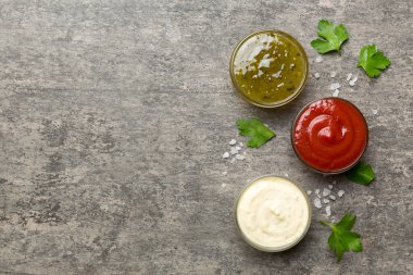 Masada bir sürü farklı sos ve bitki vardı, düz bir manzarası vardı. Baharatlı soslar sağlıklı konsept..