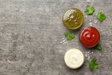 Masada bir sürü farklı sos ve bitki vardı, düz bir manzarası vardı. Baharatlı soslar sağlıklı konsept..