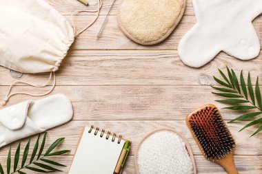 Sıfır atık. Çevre dostu günlük aksesuarlar. en üstteki görünüm.