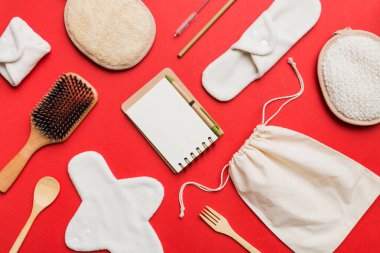 Sıfır atık. Çevre dostu günlük aksesuarlar. en üstteki görünüm.