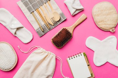 Sıfır atık. Çevre dostu günlük aksesuarlar. en üstteki görünüm.