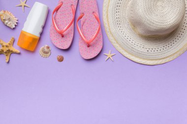 Yaz tatili konsepti düzdü. Hasır şapka plaj aksesuarları ve havlunun üstü. Mesaj için yer var. seyahat kavramı.