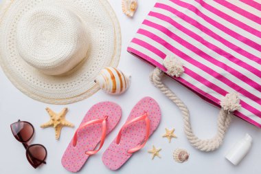 Yaz tatili konsepti düzdü. Plaj aksesuarları ve havlunun üstü. Mesaj için yer var. seyahat kavramı.