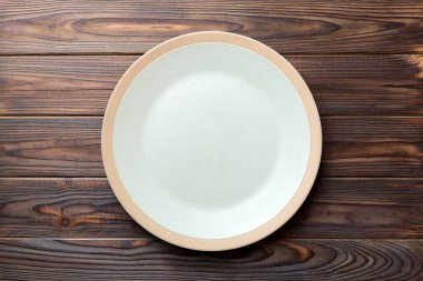 Ahşap zemin üzerinde boş ışık plakası üst görünümü. Tasarımın için boş boşluk.