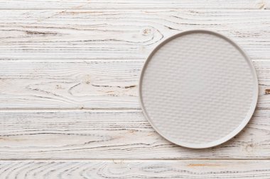 Ahşap zemin üzerinde boş ışık plakası üst görünümü. Tasarımın için boş boşluk.