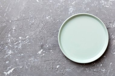 Beton zemin üzerinde boş mavi plaka üst görünümü. Tasarımın için boş boşluk.