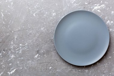 Ahşap zemin üzerinde boş ışık plakası üst görünümü. Tasarımın için boş boşluk.