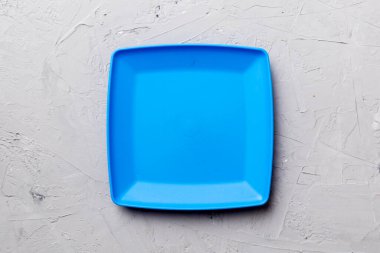 Çimento arka planındaki boş kare plakanın üst görünümü. Tasarımın için boş boşluk.