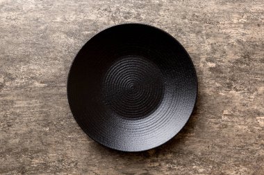 Çimento arka planındaki siyah plakanın üst görüntüsü. Tasarımın için boş boşluk.