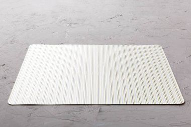 Çimento arka planındaki yemek için masa örtüsü perspektifi. Tasarımın için boş boşluk.