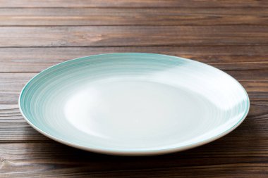 Ahşap zemin üzerinde boş mavi plakanın perspektif görüntüsü. Tasarımın için boş boşluk.