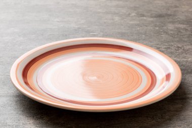 Çimento arka planındaki boş turuncu plakanın perspektif görüntüsü. Tasarımın için boş boşluk.