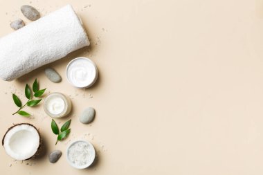 Hindistan cevizi yağı dolu kavanozlar ve renkli arka planda kozmetik kremi. Üst Manzara. Metnin için boş yer. Doğal spa Hindistan cevizi kozmetik ve organik tedavi konsepti Hindistan cevizi spa bileşimi.