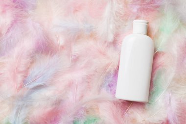 Spa kozmetik ürünleri, krem şişeleri, markalaşma modelleri, tüylü üst manzara. Düz yatıyordu.