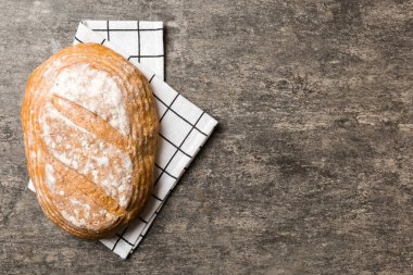 Köy manzaralı peçeteli taze pişmiş lezzetli Fransız ekmeği. Sağlıklı beyaz ekmek..