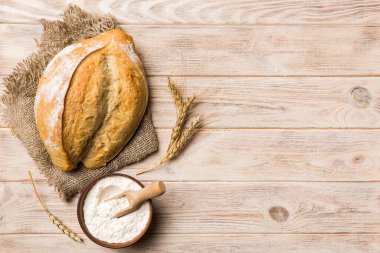 Kırsal masa manzaralı peçeteli taze pişmiş ekmek çeşitleri. Sağlıklı mayasız ekmek. Fransız ekmeği.