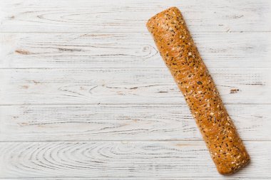 Renkli arka planda minimalist Fransız ekmeği. arka plan olarak taze ekmek, metin veya tasarım için boşluk ile üst görünüm.