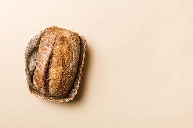 Doğal arka plana karşı sepette taze pişmiş ekmek. üstteki görünüm ekmek kopyalama alanı.