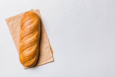 Kırsal masa manzaralı peçeteli taze pişmiş ekmek. Sağlıklı beyaz ekmek izole edilmiş..