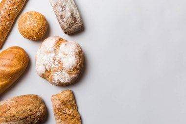 Ev yapımı doğal ekmek. Arka plan olarak farklı taze ekmek türleri, kopya alanı ile üst görünüm.