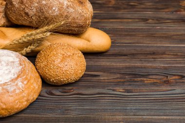 Ev yapımı doğal ekmek. Arkaplan olarak taze ekmeğin farklı türleri, kopya alanı ile perspektif.