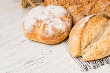 Ev yapımı doğal ekmek. Arkaplan olarak taze ekmeğin farklı türleri, kopya alanı ile perspektif.