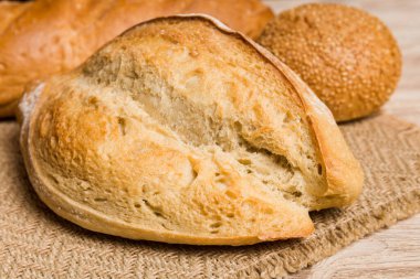 Ev yapımı doğal ekmek. Arkaplan olarak taze ekmeğin farklı türleri, kopya alanı ile perspektif.