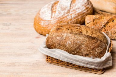 Ev yapımı doğal ekmek. Arkaplan olarak taze ekmeğin farklı türleri, kopya alanı ile perspektif.