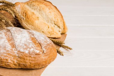 Ev yapımı doğal ekmek. Arkaplan olarak taze ekmeğin farklı türleri, kopya alanı ile perspektif.