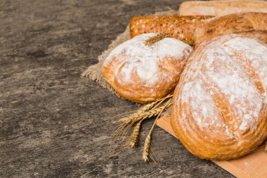 Ev yapımı doğal ekmek. Arkaplan olarak taze ekmeğin farklı türleri, kopya alanı ile perspektif.