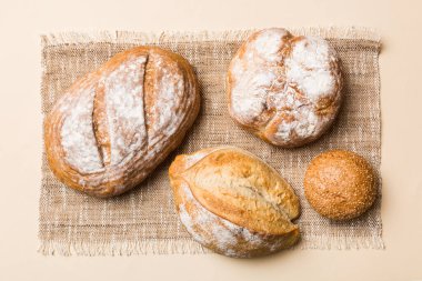 Kırsal masa manzaralı peçeteli taze pişmiş ekmek çeşitleri. Sağlıklı mayasız ekmek. Fransız ekmeği.