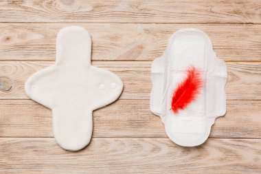 Renkli, parlak, yeniden kullanılabilir adet pedleri. sıfır atık kadın dönemi konsepti kopya alanı ile üst görünüm.