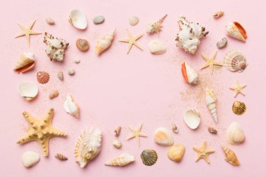 Yaz zamanı konsepti düz kompozisyon ile güzel deniz yıldızları ve deniz kabukları renkli tablo üzerinde yatıyordu, metin için metin alanı ile üst görünüm.