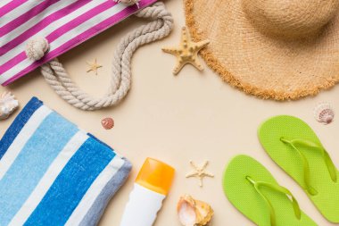 Yaz tatili konsepti düzdü. Hasır şapka plaj aksesuarları ve havlunun üstü. Mesaj için yer var. seyahat kavramı.