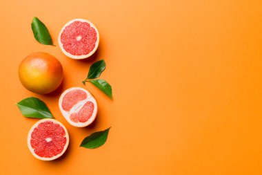 Renkli arka planda sulu greyfurt dilimli taze meyve greyfurdu. Üst Manzara. Uzayı kopyala yaratıcı yaz konsepti. Minimum düzlükte turunçgillerin yarısı kopyalama alanı ile yatar.